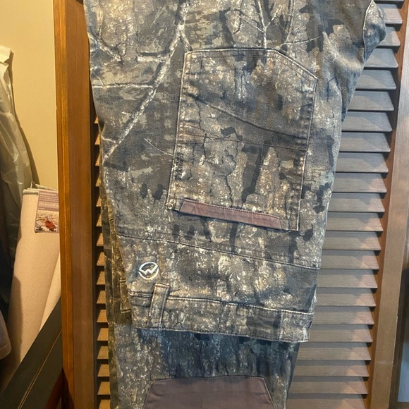 Magellan camo set jeans and shirt XL LIKE NEW - Picture 4 of 9